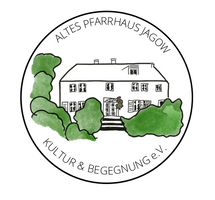 Das Logo des Vereins „Altes Pfarrhaus Jagow – Kultur & Begegnung e.V.“ zeigt eine stilisierte Zeichnung eines alten Gebäudes, das von grünen Büschen und Bäumen umgeben ist. Das Gebäude ist einfach in Schwarz-Weiß gehalten, während die Vegetation in verschiedenen Grüntönen gezeichnet ist. Um die Zeichnung herum befindet sich ein kreisförmiger Text, oben steht „Altes Pfarrhaus Jagow“ und unten „Kultur & Begegnung e.V.“. Das Logo repräsentiert das historische Pfarrhaus und die kulturelle Bedeutung des Ortes als Zentrum der Begegnung.