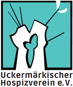 Das Logo des „Uckermärkischen Hospizverein e.V.“ zeigt ein stilisiertes, abstraktes Bild in einem türkisfarbenen Hintergrund. Im Zentrum befindet sich eine weiße Form, die an eine Baum- oder Körperform erinnert, durch die ein grüner Schmetterling fliegt. Der Schmetterling symbolisiert oft den Übergang oder die Transformation, was in diesem Fall möglicherweise den Lebenszyklus und den Tod repräsentiert. Am unteren Rand steht der Vereinsname „Uckermärkischer Hospizverein e.V.“ in schwarzer Schrift. Das Logo vermittelt Mitgefühl und Unterstützung in schwierigen Lebensphasen.