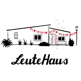 Das Bild zeigt eine stilisierte Illustration eines Hauses mit einem Flachdach, das als "LeuteHaus" bezeichnet wird. Über dem Haus hängen bunte Wimpelketten, die eine fröhliche und einladende Atmosphäre vermitteln. Vor dem Haus befinden sich Pflanzen und eine Sitzbank, und rechts steht eine Laterne. Der Name „LeuteHaus“ ist in einer geschwungenen, handschriftähnlichen Schrift unter der Abbildung zu sehen. Das Design wirkt schlicht und freundlich, was auf Gemeinschaft und Zusammenkunft hinweisen könnte.