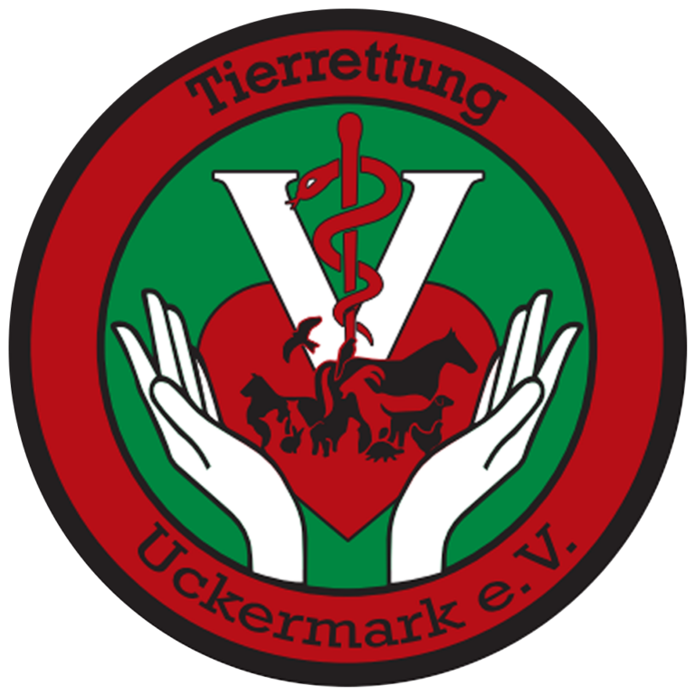 Das Logo der „Tierrettung Uckermark e.V.“ zeigt im Zentrum ein großes rotes Herz mit verschiedenen Tiersilhouetten, darunter ein Hund, eine Katze, ein Pferd und Vögel. Über dem Herz befindet sich ein weißer Buchstabe „V“, darüber ist das Symbol der Veterinärmedizin, ein Stab mit einer umwickelten Schlange. Zwei weiße Hände, die das Herz und die Tiere behutsam halten, symbolisieren den Schutz und die Pflege der Tiere. Das Logo ist in einem grünen Kreis mit rotem Rand eingefasst, auf dem der Vereinsname steht.
