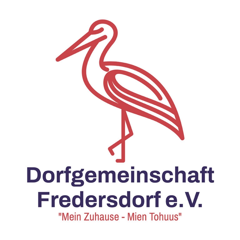 Das Bild zeigt das Logo der „Dorfgemeinschaft Fredersdorf e.V.“. Es besteht aus einer stilisierten Darstellung eines Storches in roten Linien, der auf einem Bein steht. Darunter befindet sich der Schriftzug „Dorfgemeinschaft Fredersdorf e.V.“ in dunkelblauer Farbe. Direkt darunter steht der Slogan „Mein Zuhause - Mien Tohuus“ in Rot, wobei der zweite Teil des Slogans auf Plattdeutsch verfasst ist. Das Logo vermittelt eine starke Verbindung zur lokalen Gemeinschaft und Tradition.