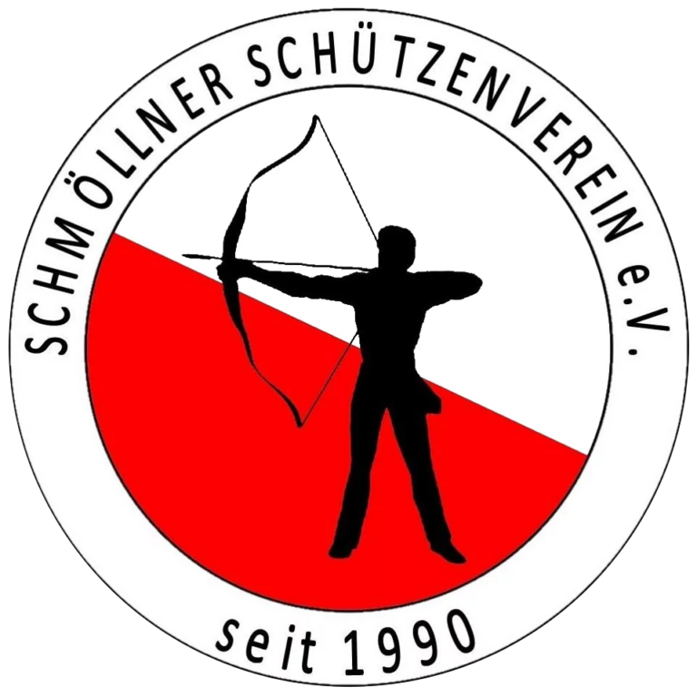 Das Bild zeigt das Logo des "Schmöllner Schützenverein e.V.". Es ist kreisförmig aufgebaut und besteht aus einem weißen äußeren Kreis, der von einem schwarzen Schriftzug umgeben ist. Der Text im oberen Bereich lautet „SCHMÖLLNER SCHÜTZENVEREIN e.V.“, während am unteren Rand „seit 1990“ steht. Im inneren Bereich des Kreises befindet sich eine diagonale Trennung, die den Hintergrund in zwei Hälften teilt. Der obere Teil ist weiß und der untere Teil ist rot gefärbt. Zentral im Logo ist die Silhouette eines Bogenschützen zu sehen, der in einer Spannhaltung mit gespanntem Bogen dargestellt ist. Die Silhouette ist komplett schwarz. Das Logo kombiniert damit symbolisch die Tradition des Bogenschießens mit den Vereinsinformationen.